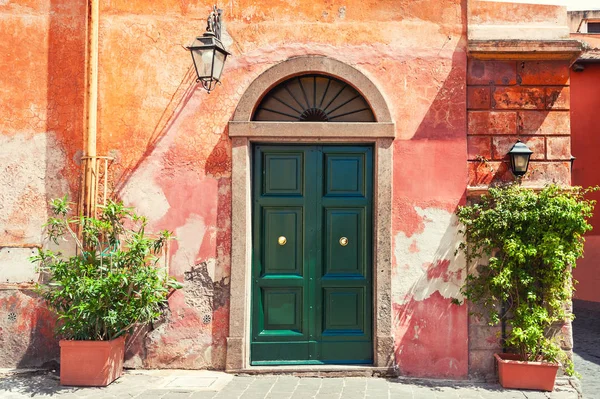 Зеленая Дверь Старой Красной Стене Дома Рим Италия — стоковое фото