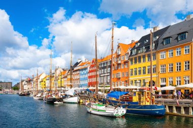 Copenhagen, Danimarka - 13 Ağustos 2017: Ünlü Nyhavn pier renkli binalar ve tekne Kopenhag, Danimarka