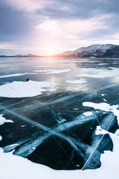 Krakingu Lód Zamarzniętym Jeziorze Piękny Zimowy Pejzaż Zachodzie Słońca — Zdjęcie stockowe