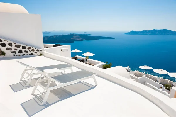 海の見えるテラスで つの寝椅子 サントリーニ島 ギリシャ — ストック写真