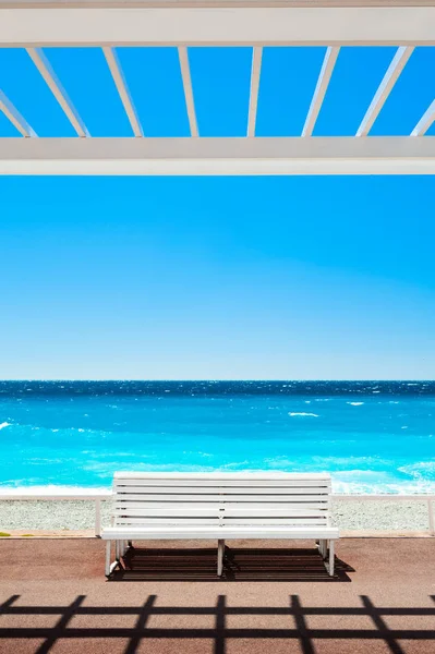フランス ニースのプロムナード デザングレ白いベンチ 美しい青緑色の海とビーチ — ストック写真