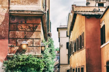 Roma, İtalya, eski binalar ile güzel sokak. Vintage filtre, retro etkisi