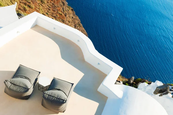 Två Schäslonger Terrassen Med Havsutsikt Santorini Island Grekland — Stockfoto