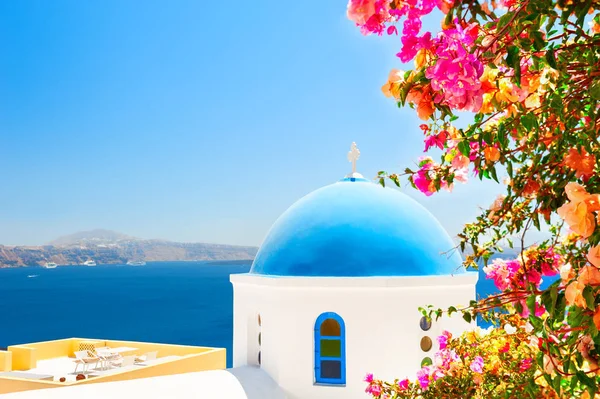 Σαντορίνη Ελλάδα Παραδοσιακή Εκκλησία Γαλάζιο Τρούλο Και Δέντρο Ροζ Λουλούδια — Φωτογραφία Αρχείου