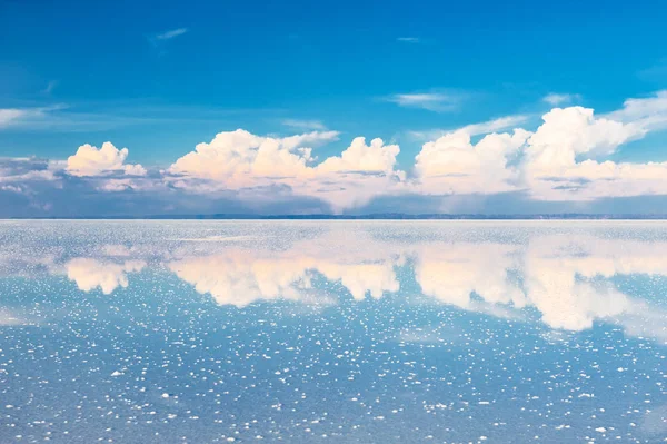Salar de Uyuni tuz günbatımında düz ayna yüzey. Altiplano, Bolivya