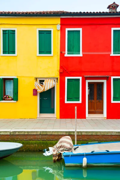 부라노 베니스 이탈리아에서에서 운하에 노란색과 빨간색 화려한 — 스톡 사진