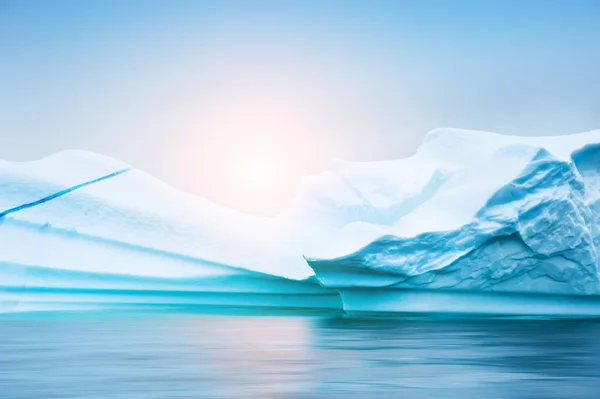 在日落的大西洋蓝色冰山 格陵兰西部 — 图库照片