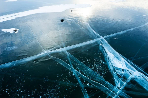 Krakingu Lód Zamarzniętym Jeziorze Piękne Zimowe Tło — Zdjęcie stockowe
