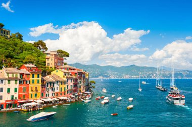 Güzel Yalı tekneler ve renkli evler Portofino, İtalya