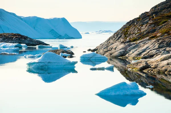 Icefjord イルリサット グリーンランドの西海岸に大きな氷山 — ストック写真