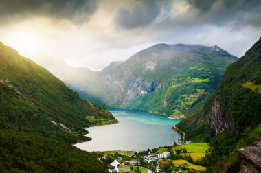 Güzel ve ünlü Geiranger fiyort Norveç'te. Yaz manzara
