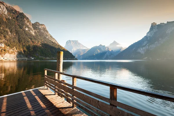 Houten Pier Traunsee Meer Bergen Van Alpen Oostenrijk Herfst Landschap — Stockfoto