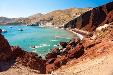 Santorini Island, Yunanistan volkanik kayalıklarla ile kırmızı plaj. Yaz manzara, deniz manzaralı