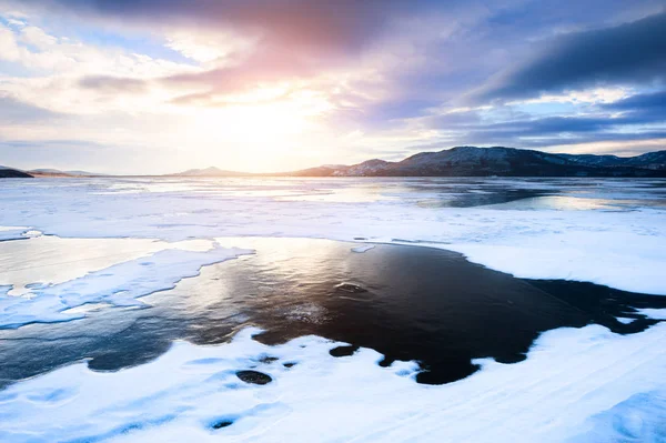 Kar Buz Batımında Donmuş Göl Üzerinde Güzel Kış Manzarası — Stok fotoğraf