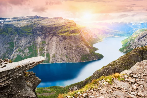 Trolltunga Norveç Ünlü Dönüm Noktası Fiyort Göl Dağ Yaz Manzara — Stok fotoğraf