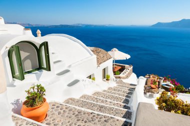 Santorini Adası, Yunanistan 'da beyaz mimari. Deniz manzaralı güzel bir manzara.