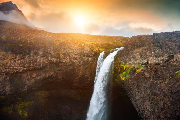 Hermosa Cascada Las Montañas Atardecer Isla Disco Costa Oeste Groenlandia —  Fotos de Stock