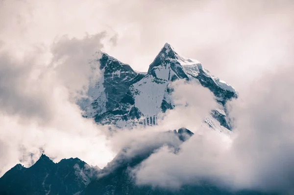 在喜马拉雅山与云的康泰加山的看法 尼泊尔珠穆朗玛峰地区昆布山谷 — 图库照片