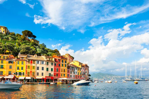 Hermosa Orilla Del Mar Con Coloridas Casas Portofino Italia —  Fotos de Stock