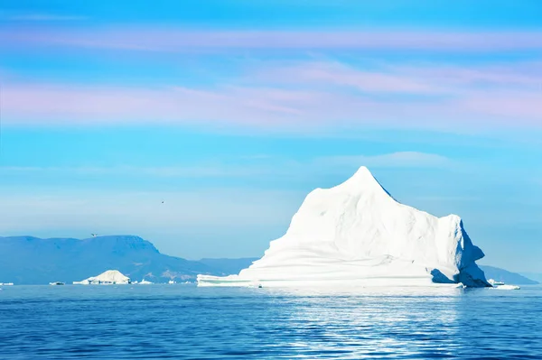 Grande iceberg em Ilulissat icefjord ao pôr do sol, Groenlândia — Fotografia de Stock