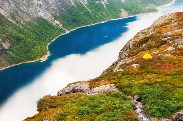 在挪威湖附近的山上露营的游客帐篷 — 图库照片