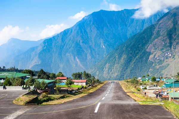 Pista del aeropuerto Tenzing-Hillary en Lukla, Himalaya, Nepal — Foto de Stock