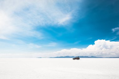 Salar de Uyuni üzerinde sürüş off-road araç düz Bolivya'daki tuz