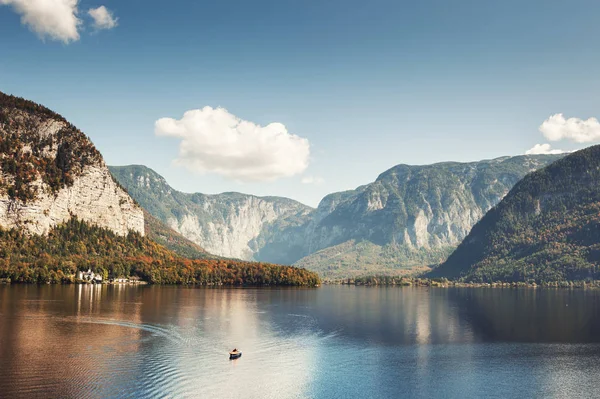 Hallstatter meer in de bergen van de Alpen, Oostenrijk. — Stockfoto