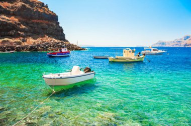 Balıkçı tekneleri bağlantı noktası Santorini Island, Yunanistan.