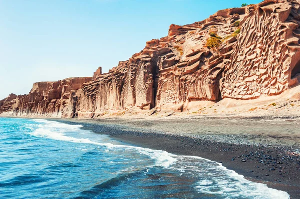 Santorini Island, Yunanistan volkanik kayalıklarla ile güzel bir plaj