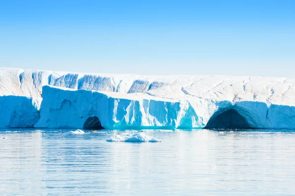 Gran iceberg en Ilulissat icefjord, costa oeste de Groenlandia — Foto de Stock