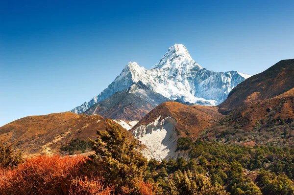 Piękny widok zamontować Ama Dablam jesienią Himalajów. Everest — Zdjęcie stockowe