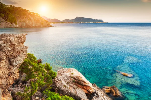 Hermosa costa cerca de Kemer, Turquía . — Foto de Stock