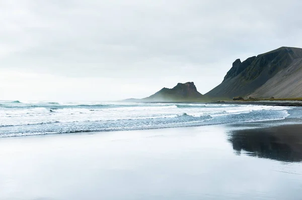 Vlny na pobřeží Atlantského oceánu, Jižní Island — Stock fotografie