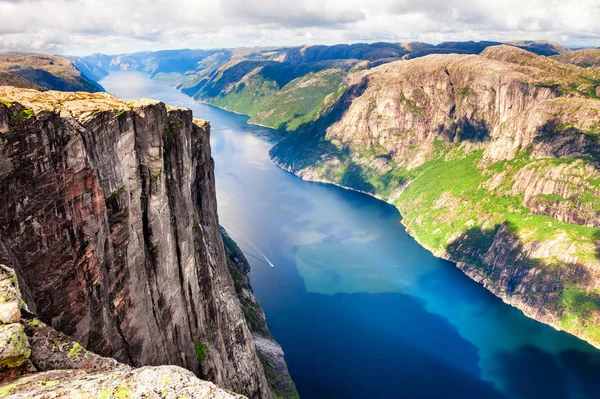 Belle vue sur le Lysefjord et la montagne du Kjerag en Norvège . — Photo