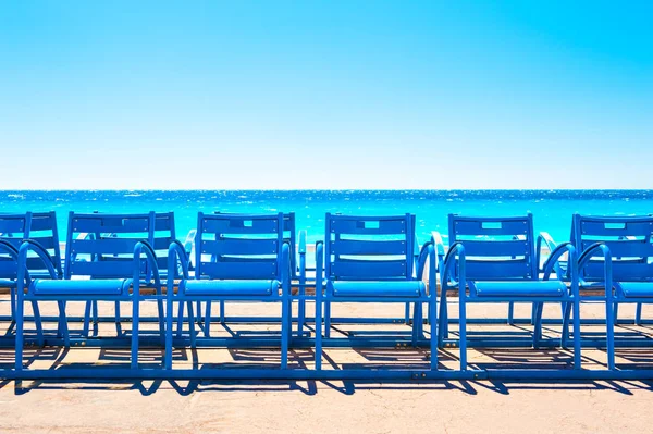 Berömda blå stolar på Promenade des Anglais i Nice, Frankrike. — Stockfoto