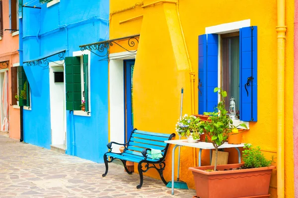 Geel en blauw geschilderde gevels van de huizen in Burano, Venetië, — Stockfoto