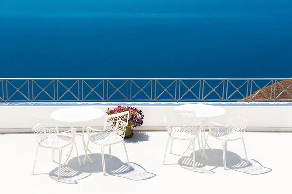 Café auf der Terrasse mit Meerblick. Weiße Architektur auf Santori — Stockfoto