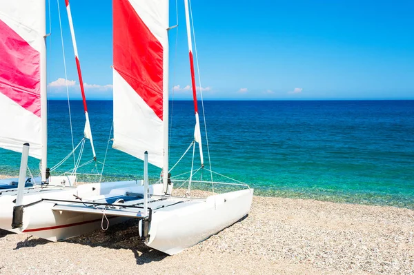 Vit segling katamaraner på stranden. Resor och semester, wate — Stockfoto