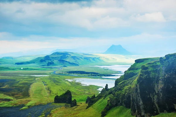 Paisajes fantásticos con campos de lava verde en Islandia — Foto de Stock