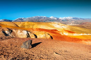 Kızıl-çene Vadisi, Altay, Sibirya, Rusya'nın kırmızı dağlar