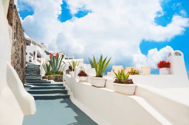 Yunanistan 'ın Santorini adasında beyaz mimari. 