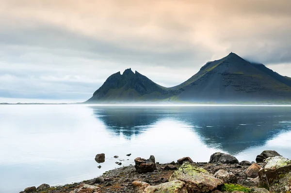 Berge und Spiegelungen am Ufer des Atlantiks, Island — Stockfoto