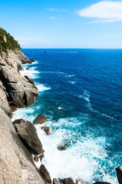 Beautiful sea coast with blue water and cliffs near Portofino, L — Stock Photo, Image