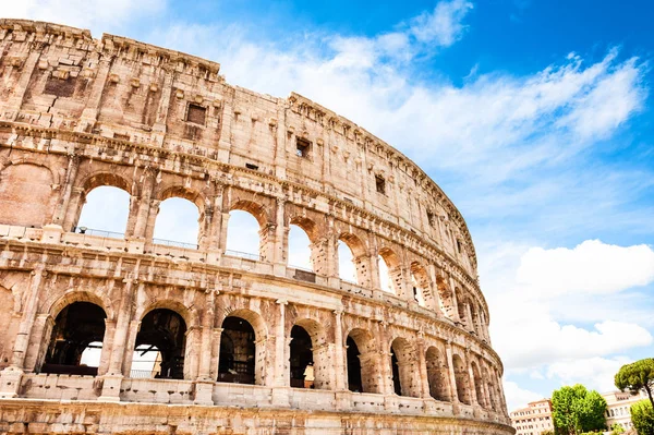 Колизей в Риме, Италия. Знаменитый туристический ориентир — стоковое фото