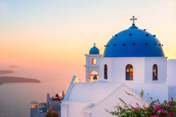 Iglesia con cúpula azul al atardecer en la isla de Santorini, Grecia . —  Fotos de Stock