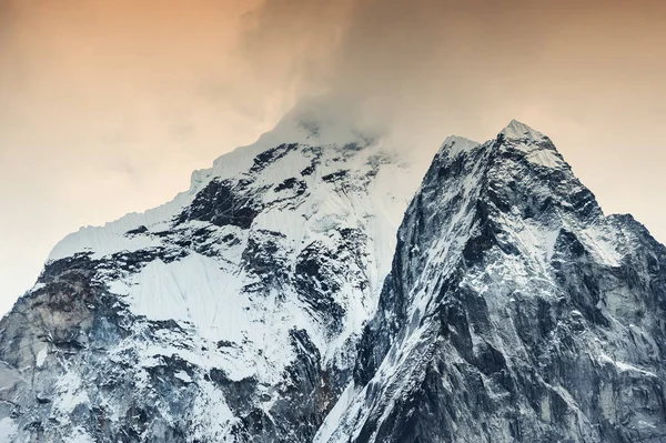 日没、ヒマラヤ山脈、ネパールの雲と海部 Dablam ピーク — ストック写真