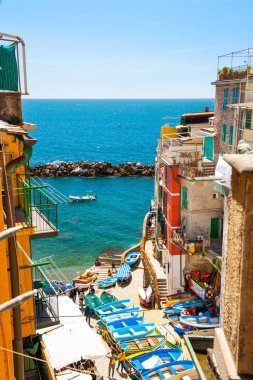 Güzel deniz kıyısında Riomaggiore, Cinque Terre Milli Parkı içinde, 
