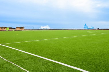 Futbol sahası Grönland üzerinde Atlantik Okyanusu kıyısında