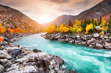 Gün batımında sonbahar dağlarda Katun nehir. Altay, Sibirya, Russi